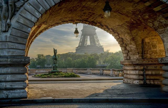 Eiffelova Věž nebo Eifelova Věž? Historie a Fakta